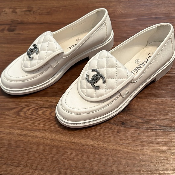 Chanel white Lambskin Quilted CC Turnlock Loafers - Picture 2 of 5